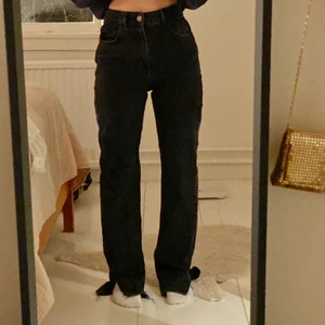 Pull & bear jeans - Långa och snygga jeans från Pull & bear med slits nedtill. Modellen är hög i midjan och i storlek 36. Lite slitna nere vid fötterna då de är väldigt långa. Köpare står för frakten! 