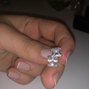 Örhängen  - Jättefina örhängen i stål som jag bara har haft i en gång innan jag hann låta mina hål växa igen. Nypris 189 kr - säljes för 135 kr 