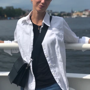 Skjorta  - Vit skjorta köpt secondhand, materialet är randigt och ser nästan ut som manchester 🤍 100% bomull. Skicket är bra men det kan finnas små defekter eftersom att den är köpt secondhand. Storlek 14                   Kolla gärna in mina andra annonser! 