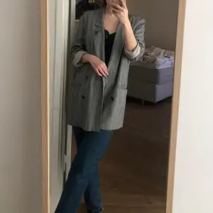 Vintage oversized blazer. Very lightweight so perfect for summer and spring. I’m a size 34-36 for reference.