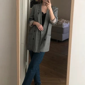 vintage blazer - Vintage oversized blazer. Very lightweight so perfect for summer and spring. I’m a size 34-36 for reference.