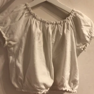 Vit topp  - En vit topp storlek 152 som kostar 50kr