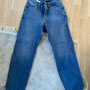 Säljer mina tiger of sweden jeans, endast använda en gång. Asball detalj nere vid vristerna, verkligen helt unika jeans. Nypris:1399kr💓