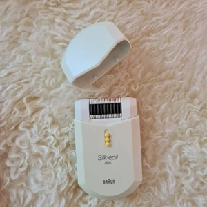 Retro epilator från Braun - Silk-épil duo epilator från 1992. Knappt använd. Lättanvänd med två hastigheter så perfekt för den som vill testa epilering utan att ruinera sig. Sladd, borste, instruktionsbok och väska är original och fungerar utan anmärkning. Frakt ingår inte i priset.