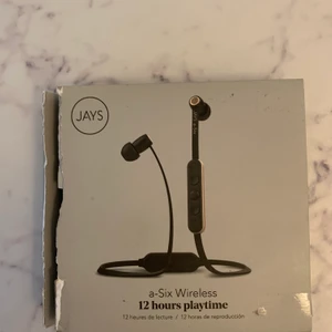 Jays hörlurar wireless - 12 timmar speltid, fick dem som present men är oanvända. Bruten förpackning. Kommer med fler storlekar. Kostar 499 nytt, säljes för 250 kr