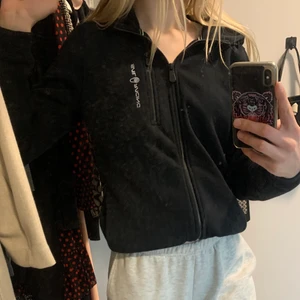 Helt ny sail racing hoodie - Intressekoll på min helt nya sailracing hoodie. Har inte användning för den men vet inte om jag vill sälja. Kom med förslag på pris🥰🥰