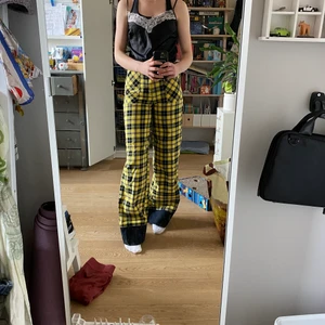 Snygga byxor från Monki - Så balla byxor från Monki! Har sytt på 5cm svart tyg längst ner för att de ska bli långa nog för mig som är 173–174. Enkel att ta bort och då passar de kortare tjejer! Jag är storlek S.