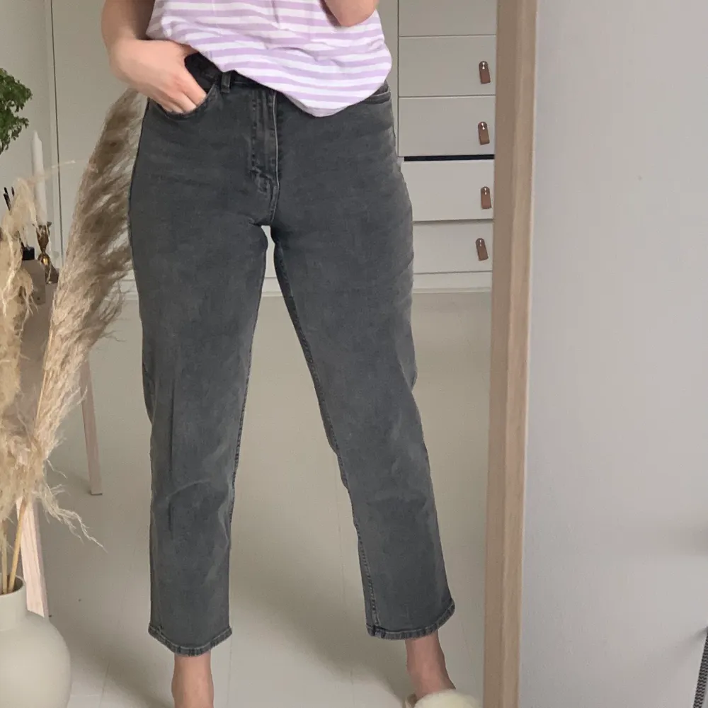 Svart-gråa jeans i en rak modell från Lindex i bra skick. Jag är 170 cm och har vanligtvis storlek S/36. Köparen står för frakten. Jeans & Byxor.