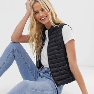 väst från mango - Köpt på mango för 450kr o är sparsamt använt, i väldigt fint skick. Denna är slutsåld och finns ej kvar i deras sortiment. Superfin o lätt väst. Frakt tillkommer:)