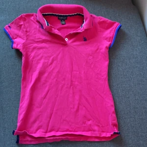Ralph Lauren/U.S. Polo Assn.  - Utmärkt skick, använd endast en gång. Samfraktar gärna med mina andra plagg! Rökfritt hem med hund.