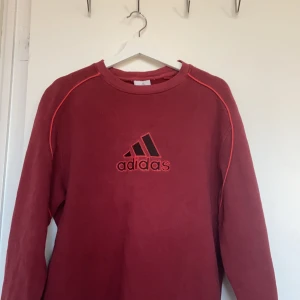 Vintage adidas hoodie - Säljer nu min fina vintage adidas hoodie i storlek L💗☺️ Superfint skick men en liten fläck på sidan, bild 3, som inte syns när man har på sig den☺️
