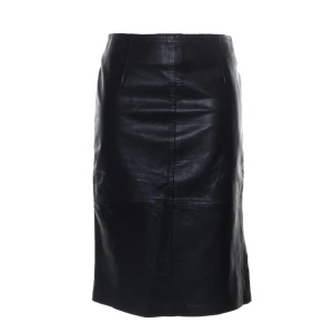 Skinnkjol äkta - Pennkjol i äkta skinn / läder. Svart med snygga sömmar som inte syns utanpå och slits på ena sidan för bra rörlighet. Var för liten för mig när jag köpte av någon annan, skulle annars gärna behålla den. Ursnygg! Djurfritt & rökfritt hem.