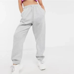 Grå mjukisbyxor - oversized - Ett par grå oversized mjukisbyxor! Byxorna är i storlek XL men jag som har S kan också har dom. Älskar hur de sitter för de är oversized!❤️ Snöret i midjan kan dra ihop den jättemycket! 100 kr och frakt till kommer.