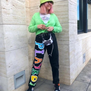 Playboy Jeans - Supercoola playboyjeans! Säljer nu mina häftiga playboyjeans som stylar upp varje outfit!🦋💜💥 Jeansen är ursprungligen Levis och sedan Designade efter! Byxorna är i storlek W34 L32 och passar mig som är S/M som både lite oversized eller högmidjade med ett bälte! Köparen står för frakten💚💜🧡