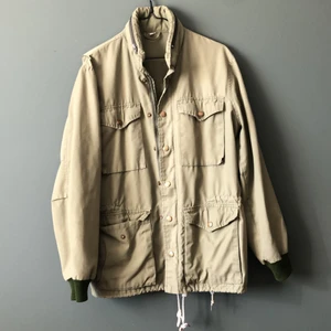 Vintage khakigrön jacka från fjällräven - Snygg 70-tals jacka från fjällräven. Fint skick för att vara så gammal. Står strl 48 i den. Men jag upplever den som en M. Har swish