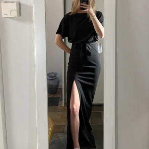 Bubbelroom klädning - Fin längre klädning med snitt i benet. Aldrig använd (balen inställd) och prislappar kvar. Jag är 168 och bär storlek 6 = xs