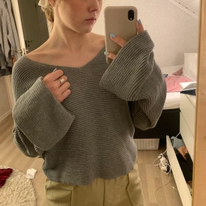 Ribbad tröja från bikbok - Jätteskön grå ribbad tröja från bikbok, den är knappt använd. Den går att ha både off shoulder eller som vanligt. Mitt pris 40kr+frakt💞