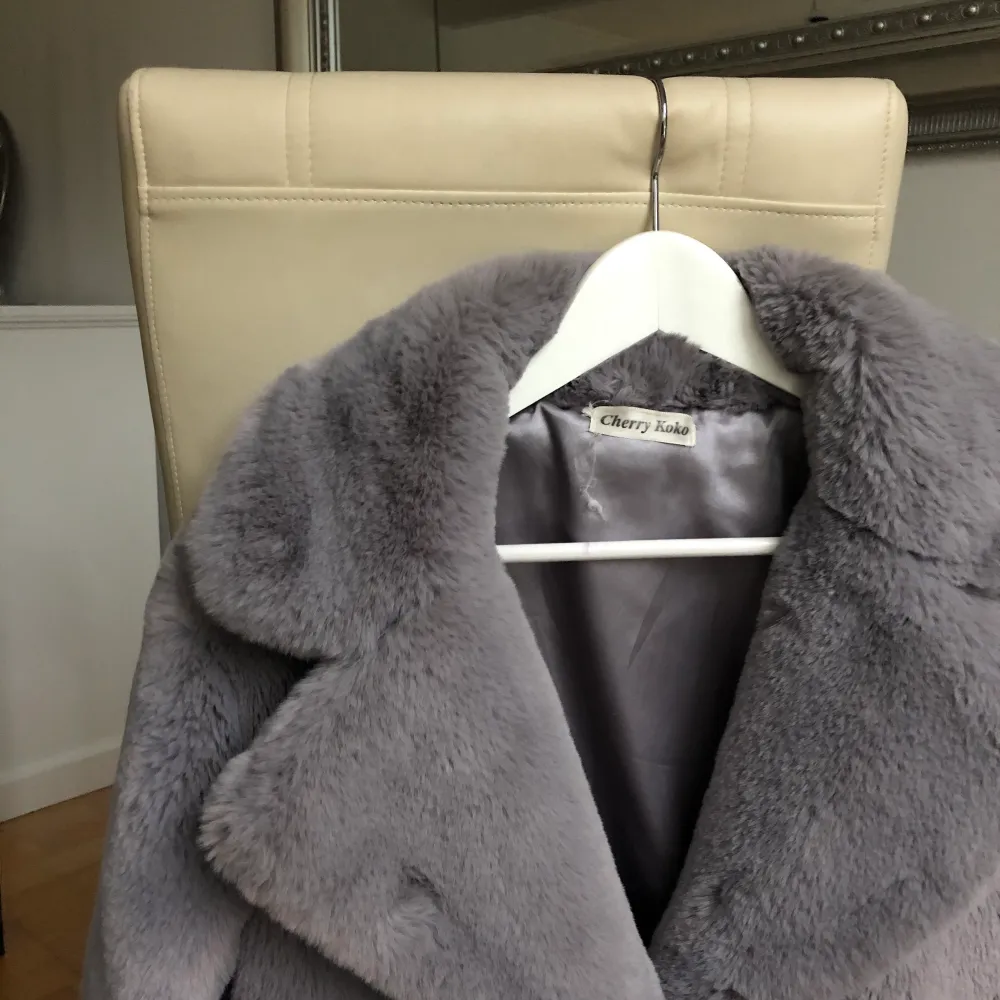 Jättefin grå kappa från Chiquelle. Mjuk konstgjord päls och den stängs med knappar. Endast använd en vinter. . Jackor.