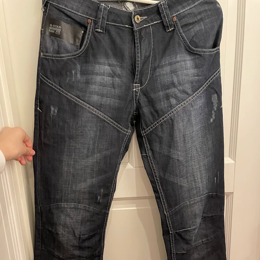 Ett par skit snygga G-star byxor som tyvärr är för små. Köpta på secondhand men är i bra skick ändå! Står ingen storlek men skulle nog säga att det är S- liten M. 40 + frakt . Jeans & Byxor.