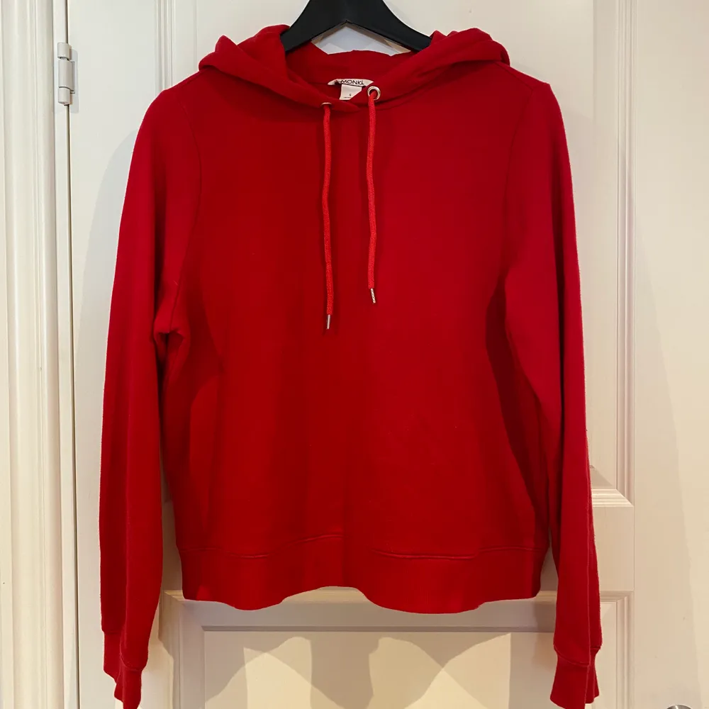 Mysig hoodie från monki i storlek S. Är i bra skick och säljer eftersom att jag har många liknande tröjor redan. . Hoodies.