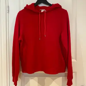 Mysig hoodie från monki i storlek S. Är i bra skick och säljer eftersom att jag har många liknande tröjor redan. 