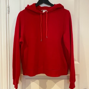 Röd hoodie - Mysig hoodie från monki i storlek S. Är i bra skick och säljer eftersom att jag har många liknande tröjor redan. 