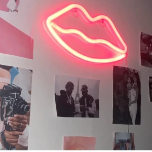 Neon lamp - Säljer min balla neon lampa som är formad som läppar💃🏽 Batteridriven så du kan ha den ber som helst, skriv om du har någon fråga🙌🏼 (jag skickar med batterier så du kan använda den direkt😊)