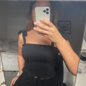 Gina tricot topp - Sött linne med knytningar i strl M. Nyskick med lappar på. Passar även en S.