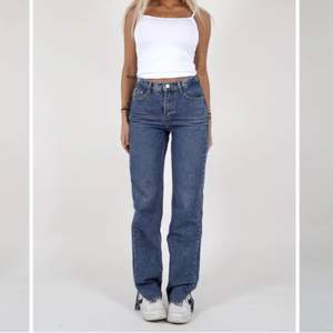 Helt nya mörkblå jeans i strl M från de danska populära märket Vendersby. Dem är endast testade två gånger och lappar är fortfarande kvar på. De två första bilderna är från deras hemsida och deras instagram. Så snygga jeans med slits längst ner😍😍 budgivning gäller, köpte jeansen för 626kr + frakt och tax 