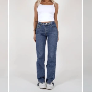 HELT NYA MÖRKBLÅ JEANS - Helt nya mörkblå jeans i strl M från de danska populära märket Vendersby. Dem är endast testade två gånger och lappar är fortfarande kvar på. De två första bilderna är från deras hemsida och deras instagram. Så snygga jeans med slits längst ner😍😍 budgivning gäller, köpte jeansen för 626kr + frakt och tax 