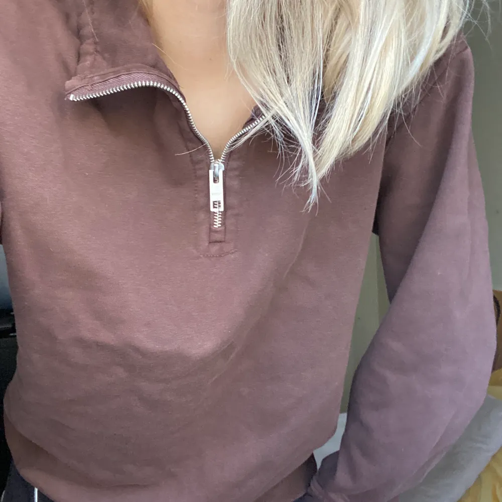 Jättefin brun zip-up hoodie i bra skick! Är från weekday förra året. Trendig färg som passar bra nu till våren🤩 lägger ut igen. Tröjor & Koftor.
