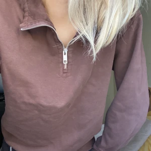 Brun zip up hoodie - Jättefin brun zip-up hoodie i bra skick! Är från weekday förra året. Trendig färg som passar bra nu till våren🤩 lägger ut igen