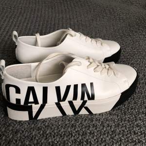 Nya Calvin Klein Sneakers i strl 37. Säljes för 300kr! Finns i Askersund, men kan skickas. 