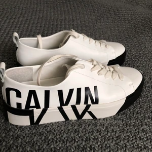 Calvin Klein Sneakers strl 37 - Nya Calvin Klein Sneakers i strl 37. Säljes för 300kr! Finns i Askersund, men kan skickas. 