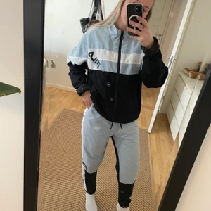 Fila track suit  - Storlek M på både jacka och byxa. Säljer plaggen ihop, så priset är för både byxa och jacka. Använd 4 gånger, sitter snyggt baggy. Jag är 172cm lång.