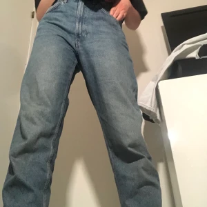 Weekday jeans  - Jeans från weekday i modellen ”LASH extra high mom jeans”. Sitter oversized på mig som har strl 28. Mycket gott skick, inge tecken på att de är använda. 