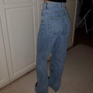 Säljer ett par jättesnygga  jeans från ZARA som är slutsålda. Vid intresse, hör gärna av dig privat, och vid flera intresserade blir det budgivning. 🌺 nypris: 399kr
