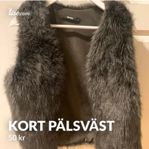 Kort pälsväst - Så fin och perfekt till våren med jacka under eller bara som den är!