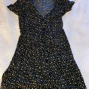 Klänning - Super fin klänning, perfekt nu till sommaren! Säljs då den inte kommer till någon användning! Nyskick