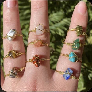 kristall ringar!!! - !!Intresse koll på liknande kristall ringar!! Tanken är att jag och en vän ska tillverka ringar med kristaller. Vi kommer att göra ringarna utifrån beställning, vilket betyder att ni kan välja mått på ringar men också kristaller till ringen beroende på hur vårat utbud ser ut!! Bilderna är inte våra men kommer lägga ut mer information och egna bilder så snart som möjligt❤️(priserna kommer variera beroende på kristallen ni väljer men kommer ligga runt 35kr+frakt)