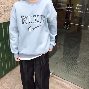 Vintage sweatshirt - Mjuk sweatshirt med Nike broderat på framsidan. Färgen är en fin ljusblå färg som passa mycket bra till jeans. För att få en loos fit passar medium väldigt bra som small. Buda i kommentarerna, höjs med minst 10kr! Observera att frakten är ca 3 veckor. Budgivning avslutas den 4/3 kl 23:59.