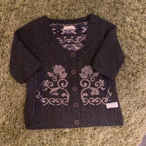 Odd Molly kofta  - Odd Molly kofta i använt skick från början av 2000 talet. Köptes för 1600kr Mitt pris 250kr. Är i storlek 1 som motsvarar S.💕