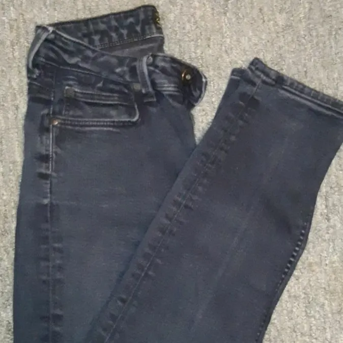 Jeans lee vet inte riktigt på storleken för etiketen har jag klippt för ut men den kan vara S för att jag har S och den passar bra, den är även låg medja.. Jeans & Byxor.