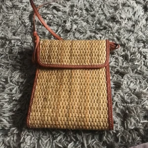 Väska - En söt liten väska i korg material 