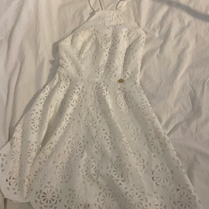 Studentklänning, bubbleroom - Jättefin studentklänning eller bara sommarklänning. Använd 1 gång. Öppen rygg med dragkedja i ryggen som knäppning. Hög hals. Storlek S. Köparen betalar frakten.