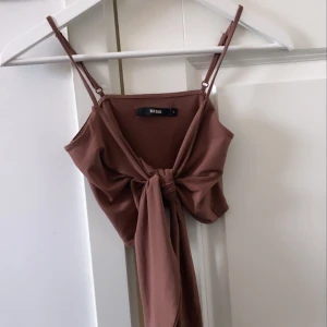 Festtopp från BikBok - Festtopp från BikBok i strl S. Fint och felfritt skick, sitter superfint på