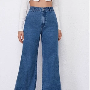 Blåa jeans  - Säljer nu dessa hört nya jeans som jag fick hem idag från shein💗 De var alldeles för långa för mig derför säljer jag, annars super snygga😍 Format även kroppen väldigt bra, sitter bra i midjan💗 Kom privat för fler bilder☺️ Vid flera intressen startas en budgivning! (postar med)
