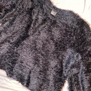 Fluffig tröja Gina Tricot stl L/M/S - Fin tröja ifrån Gina Tricot i stl L men är väldigt kort så jag som är stl S har använt den!