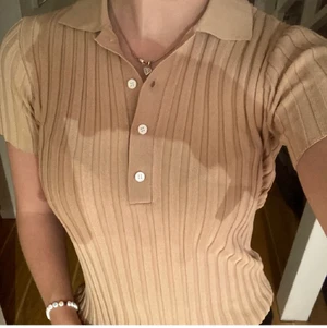 SÖKER! - SÖKER denna tröja eller något liknande i storlek xs/s. Skriv till mig om du säljer något liknande så kommer jag vara intresserad. Pris kan diskuteras!