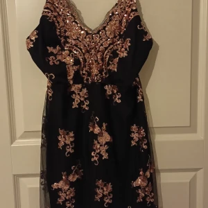Klänning med paljetter L/XL sequins dresse - New rose gold sequin dress.